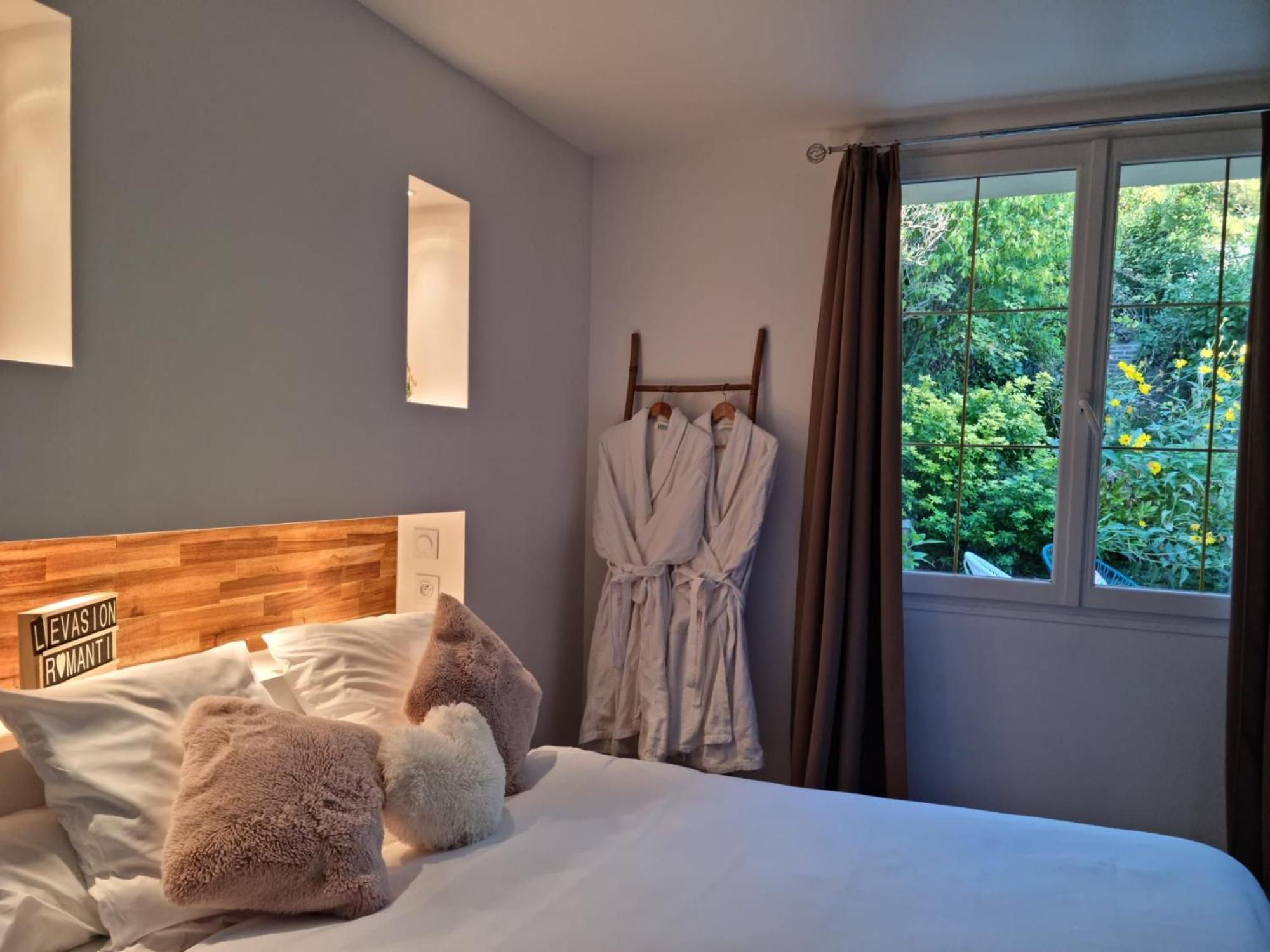 Suite De Charme Avec Jacuzzi Et Jardin Privatif Paris Au Calme Saint-Prix  Ngoại thất bức ảnh
